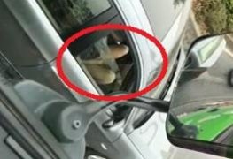 Flagra ninfeta se masturbando no carro em trânsito