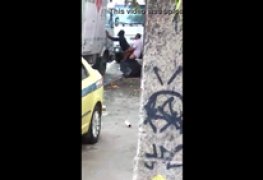 Flagrada fazendo sexo na rua, do lado do caminhão