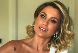 Flavia alessandra de calcinha mostrando a bunda na novela o sétimo guardião