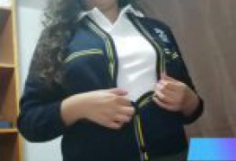 Fode colegial de uniforme por 35 minutos