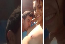 Fodendo a ruiva novinha na piscina no quintal