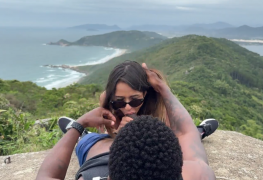 Fodendo a safada ao ar livre no pelo e enchendo a bucetinha dela de leite
