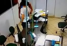 Foi querer flagrar o ladrão mas flagrou a esposa fodendo com o empregado