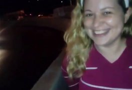 Foi todo empolgado comer a coroa na rua e gozou em menos de um minuto