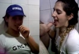 Frentista pagando um boquete espetacular no banheiro do posto de gasolina