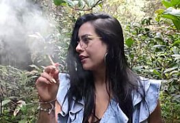 Fumando erva e dando para um estranho no mato