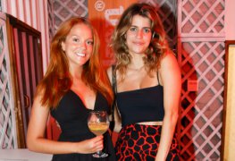 Gabi lopes e maria bopp peladas na praia no curta redoma