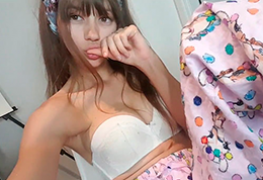 Garota de pijaminha louca de tesão na webcam