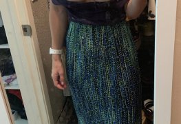 Garota em vestido incrível mostrando lindos peitos