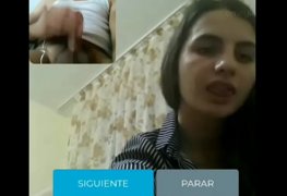 Garota vendo rola de estranho na net