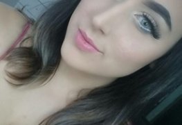 Gata dos olhos claros caiu na net nua em fotos amadoras