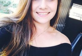 Gata Tatielle Dias mostrando a buceta em fotos amadoras