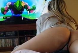 Gatinha de fio dental assistindo dragon ball