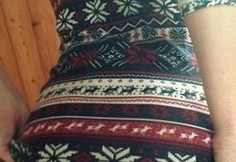 Gatinha levantando o vestido sem calcinha