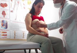 Ginecologista enfia dedo no cu e fode paciente!