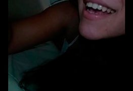 Gordinha bucetuda batendo siririca e sorrindo