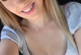 Gostosa adolescente mostra seu corpo nu