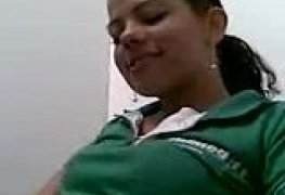 Gostosa da unimed tocando uma siririca no banheiro