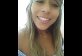 Gostosa dançando funk de vestido sem calcinha em live