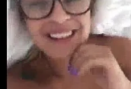 Gostosa de oculos mostrando seu corpo