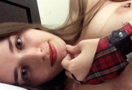 Gostosa loira de lingerie nua de quatro na cama