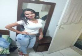 Gostosa morena mostrando o rabo delicioso