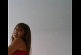 Gostosa novinha dançou pelada e caiu