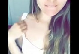 gostosa novinha mostrando os peitos