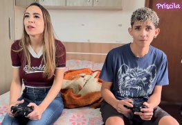 Gozei gostoso sentando no pau do meu meio irmão quando minha madrasta saiu (c...