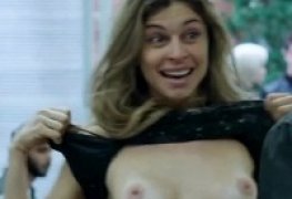 Grazi Massafera mostra os peitos na novela