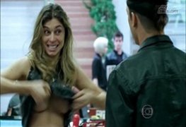 Grazi massafera nua mostrando os peitos