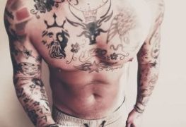 Homem amador gostoso mostrando as tatuagens