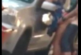 Interesseira dando pro playboy escorada no carro dele na rua do rio de janeiro