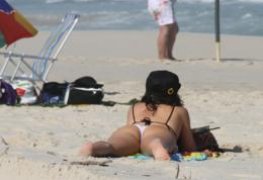 Isis Valverde mostrando o que tem de melhor na praia