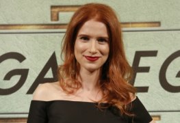 Júlia lund pelada em cena de sexo em filme