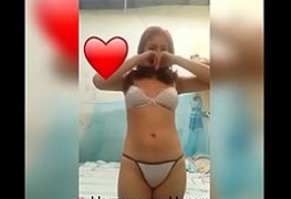 Japonesa tirando a roupa e mostrando o rabo