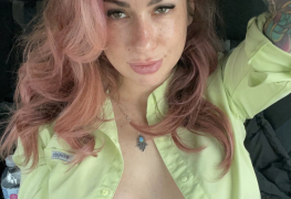 Jessi mostra as obras lá em casa