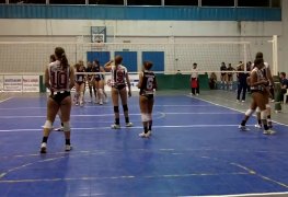 Jogadoras de vôlei com bikinis curtinhos