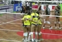 Jogando vôlei com shortinhos do tamanho de calcinhas