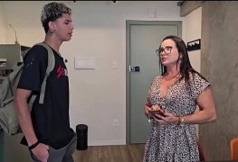 Jovem Adulto Virgem em aprendizado com a Milf safada .