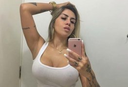 Juju ferrari malhando pelada mostrando a buceta