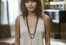 Julia dalavia nua na série os dias eram assim