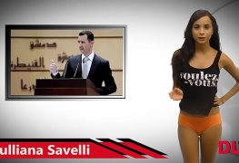 Julliana Savelli tirando a roupa