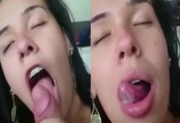 Kaliane gulosa levando gozada forte na boquinha