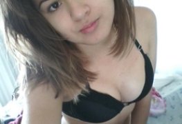 Karina novinha gostosa mostrando o cu em fotos amadoras