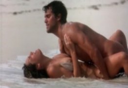Kelly Brook - cena de sexo na praia no filme Jogo pela Sobrevivência