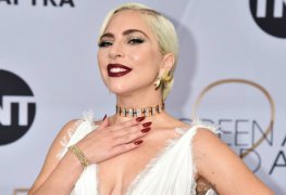 Lady gaga flagrada mostrando os peitos