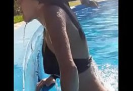 Latina sapeca na piscina