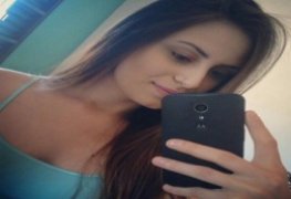 Leticia novinha linda caiu na net mostrando a boceta lisinha
