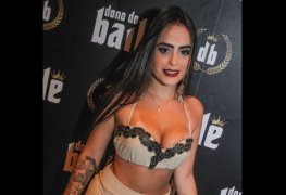 Leticia vinhoz pagando peitinho em live no instagram
